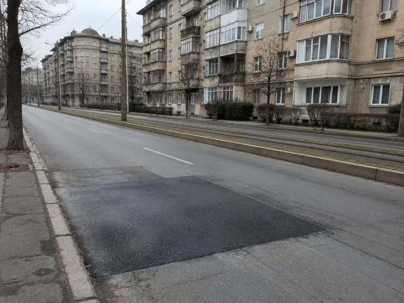 Imagine de exemplu: Groapă sau asfalt spart pe carosabil, după